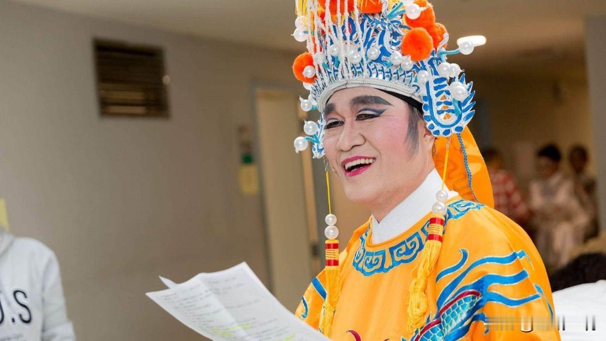 李四川“皇帝扮相”曝光今天（25日）是中秋佳节，国民党新北市长候选人李四川除