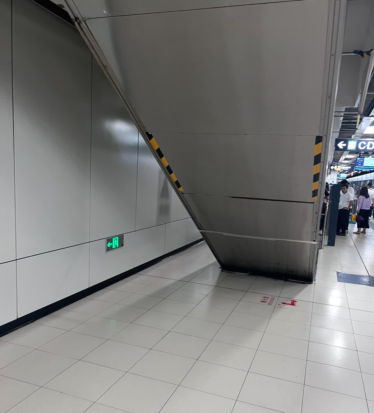 手机真害人啊呼家楼10号线下车，人流超级多，大家簇拥着走向扶梯换乘6号线