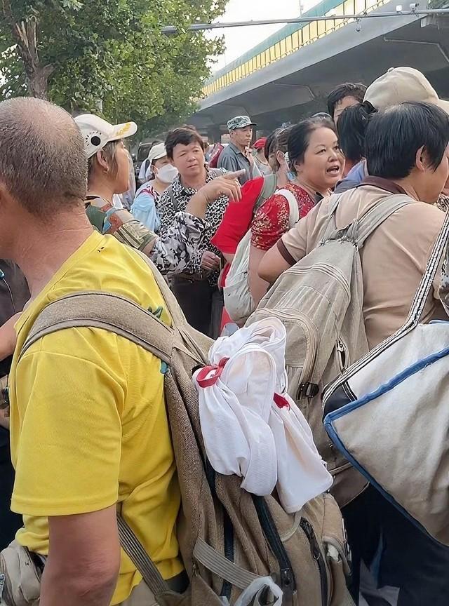 高温下的谋生路，农民工兄弟的找活日常今天是7月10日，清晨5点多高温下的街头，