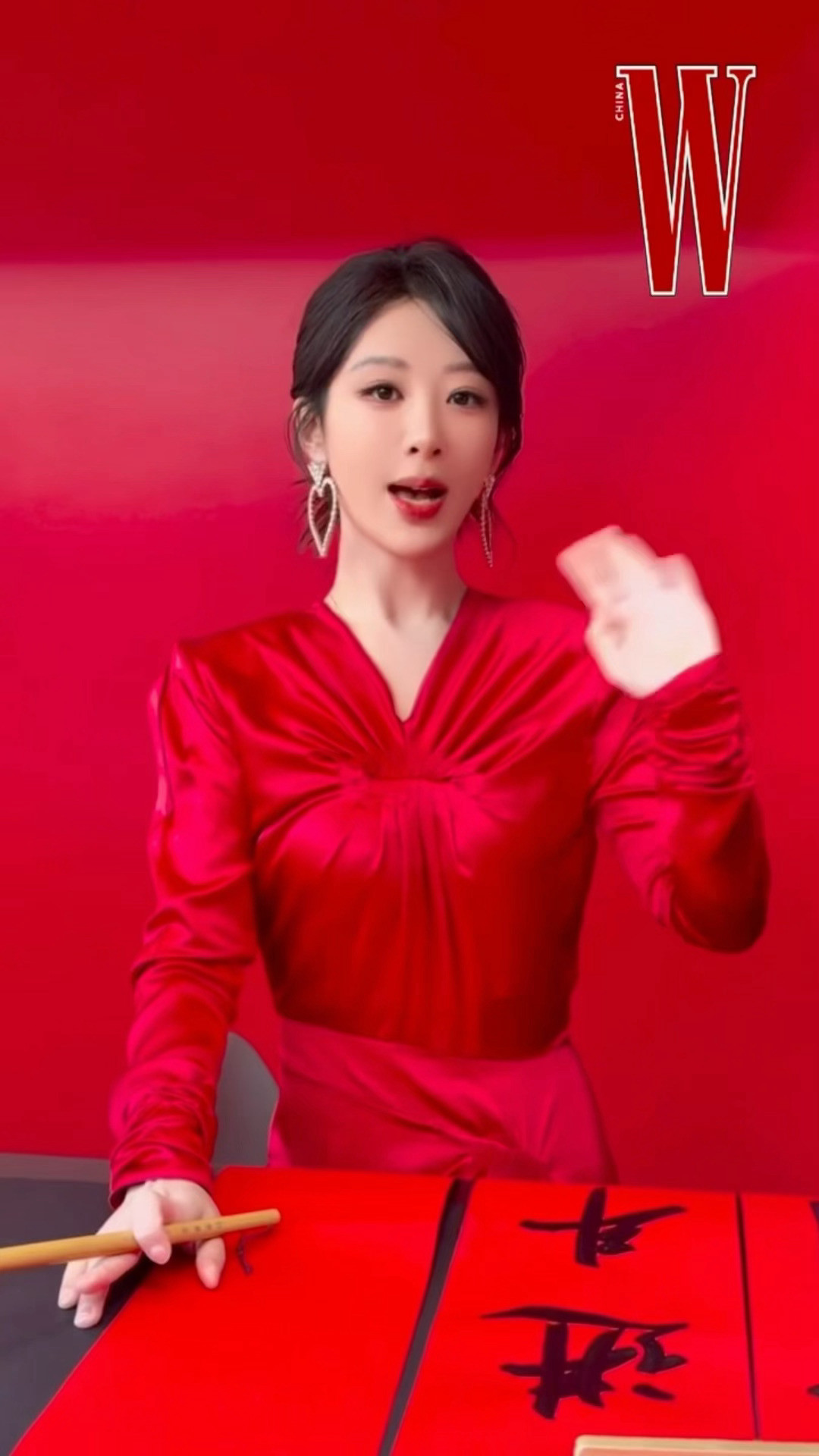 杨紫红裙好明媚杨紫写的春联是：生命树冲！祯娘传发！紫妹真的很爱她的作品，不放过每