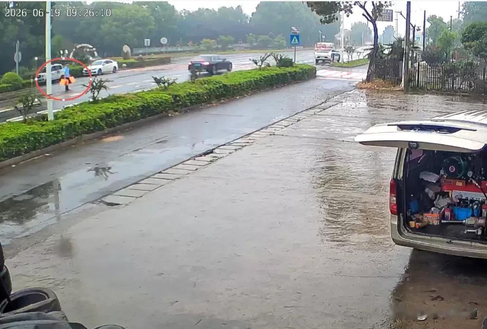扬中市交通执法人员驾驶制式公车，在街边公开收受礼盒，完整画面被沿街监控清晰拍下，