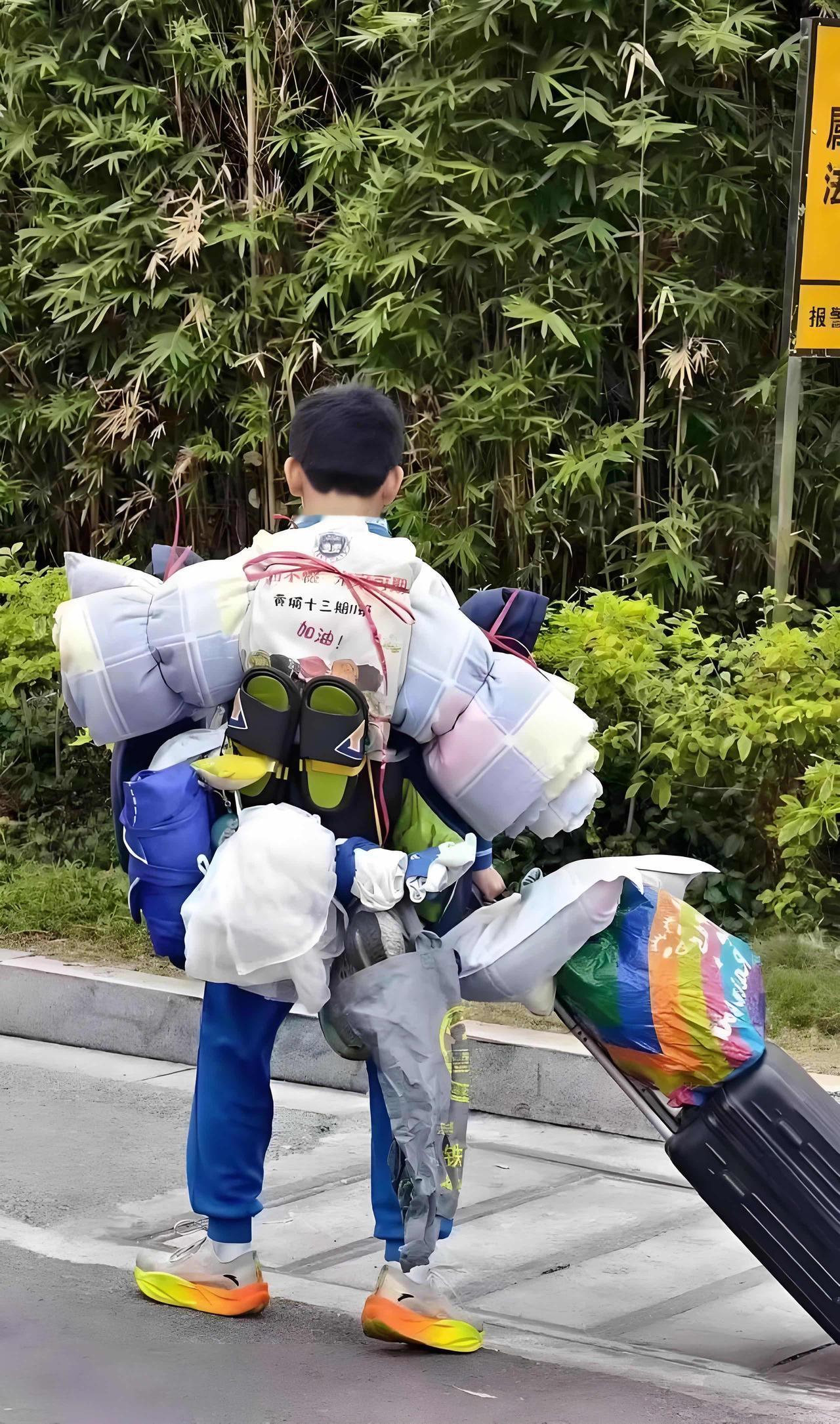 背影广州一初中生何梓睿凭“打包神技”走红，其独自扛行李、乘地铁回家的背影获网友