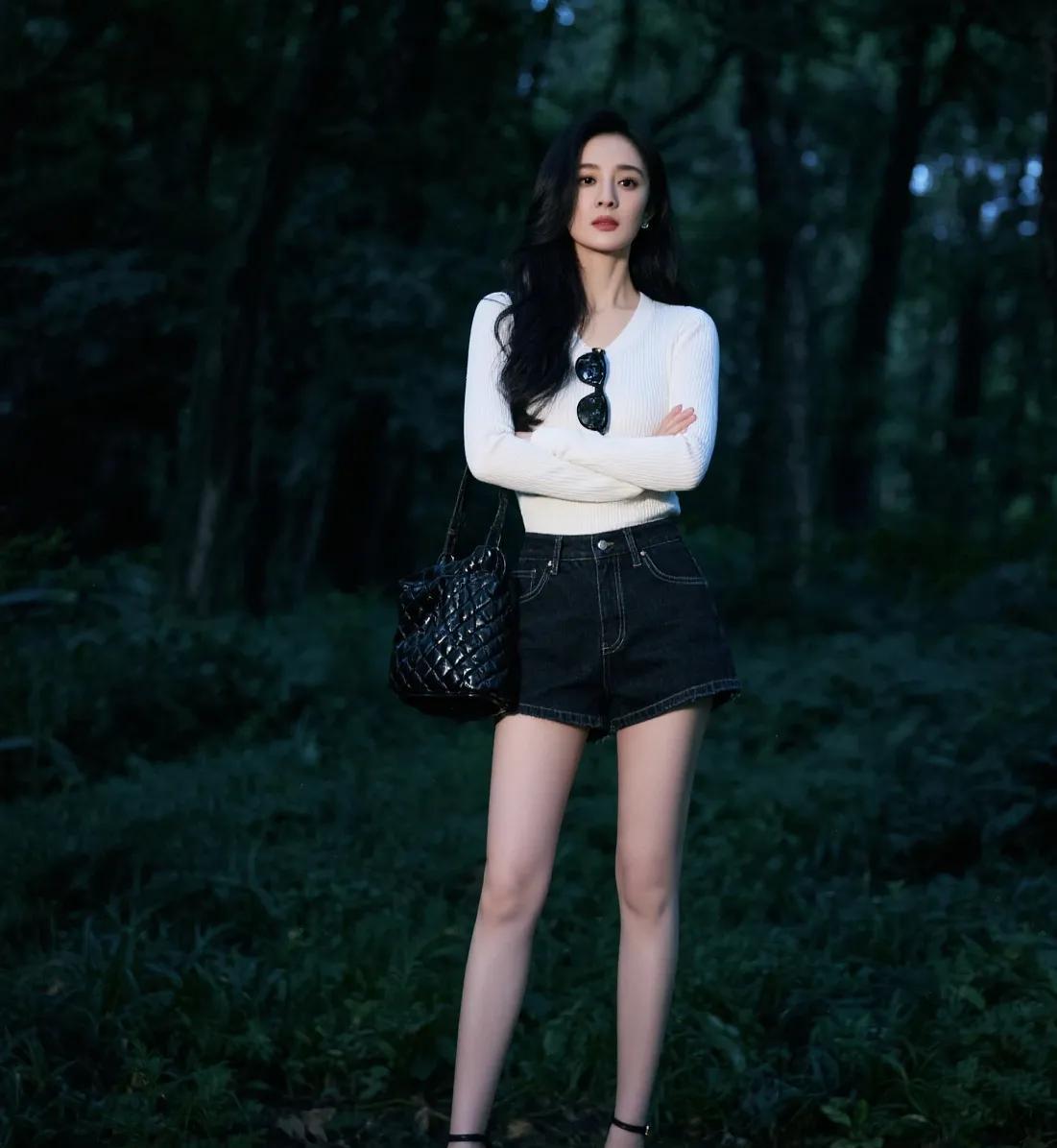杨幂的美丽秘籍:自律铸就美好的青春在一次访谈节目中，杨幂分享了自己保养的心得，