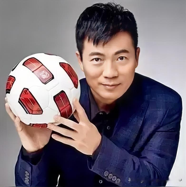 “名嘴”黄健翔在看完日本巴西这场球后，说了这样一番话，感慨，真诚，毫不避讳。