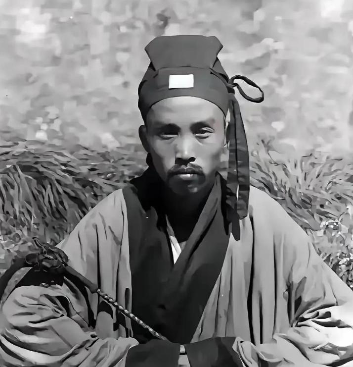 1938年，一个道士路过日军驻守的哨卡时，因为没有向日军鞠躬，结果被鬼子打个半死