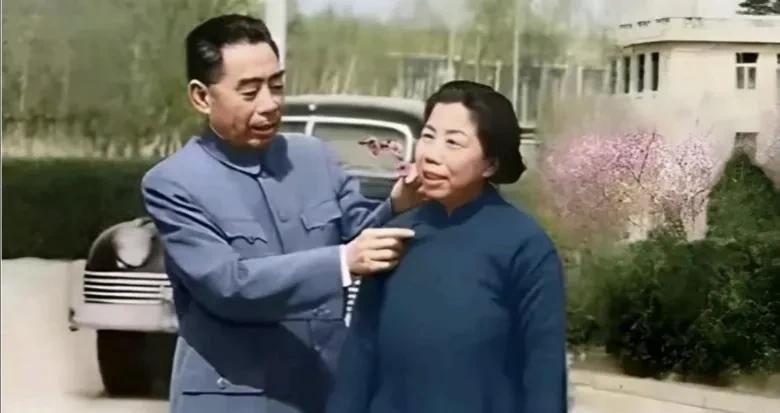 铁汉也柔情！这是1956年，周恩来总理和夫人邓颖超大姐在繁忙的工作间隙一起在西