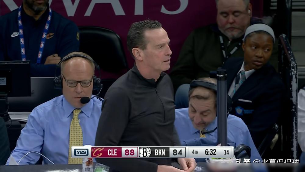 哈登，右手拇指骨折，医生评估得歇17天。结果这老小子只消停了4天，就缠着胶布硬是