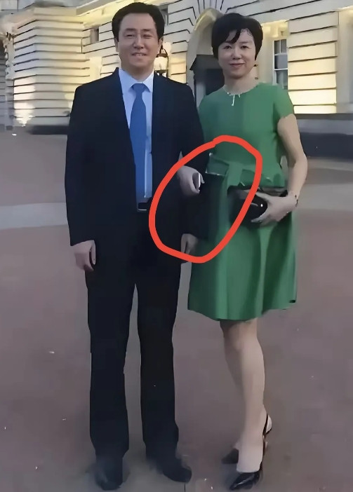 万万没想到呀许家印还有两个未成年孩子据说现在俩孩子的抚养是他老婆丁玉梅在负责