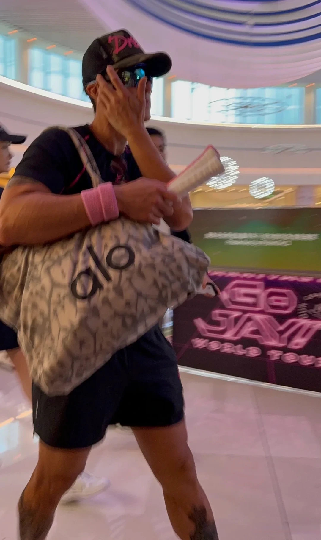 网友在南京偶遇吴尊与刘畊宏，二人一身运动穿搭，状态活力十足十分亮眼​