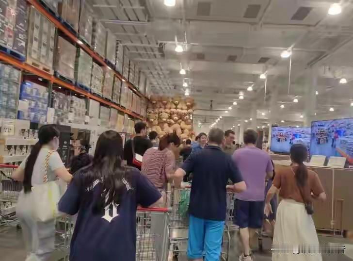 美国人想不通一件事。他们在本土开了几十年的Costco，就是给普通家庭囤卫生