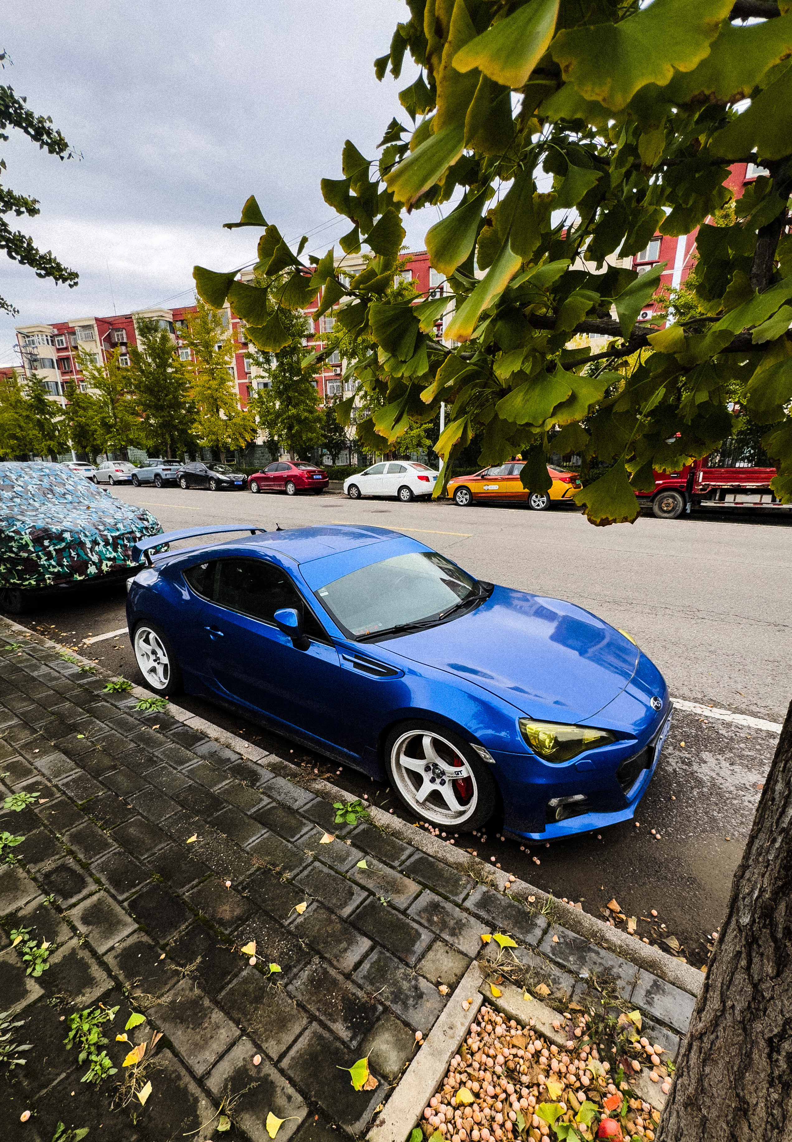 这台改装BRZ好久没动弹了，外地牌在北京生存太难了。现在五环到六环一些路边，停的