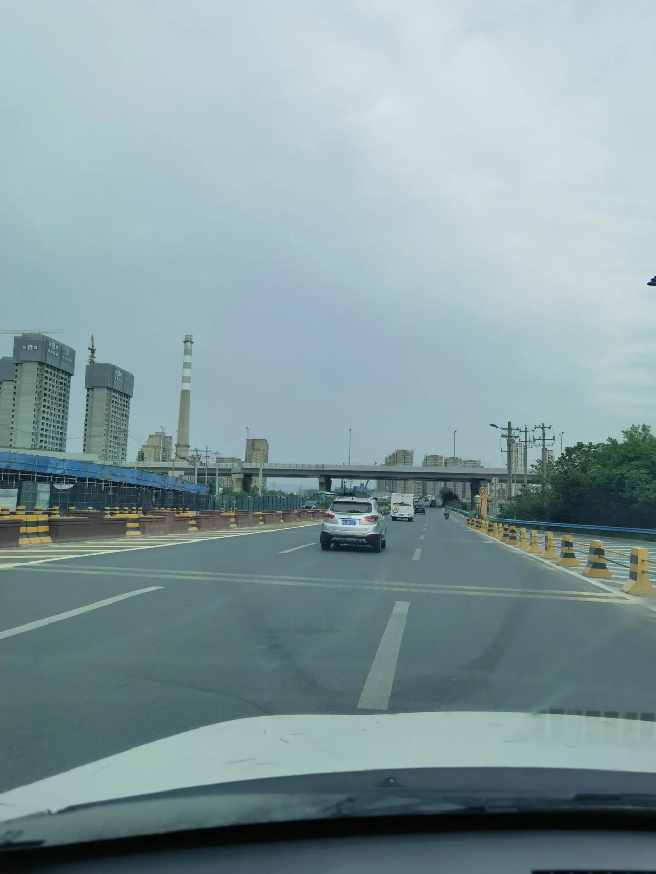幸福路北延伸工程主线开通后，各引线五一未休息，正在加紧施工，为了早日全面通车奠定