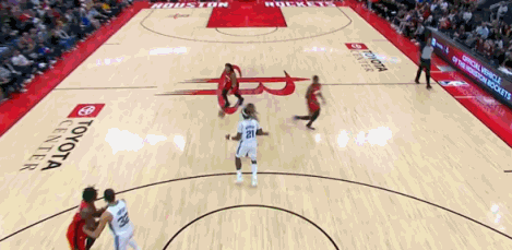 火箭官方太会办事了，把最大的尊重给了卡佩拉！因为火箭今天的赢球海报直接换成了卡