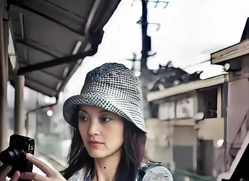 张纪中的前妻樊馨蔓比张纪中小十五岁，不光是美女，还是才女，更是富婆。在马云刚起步