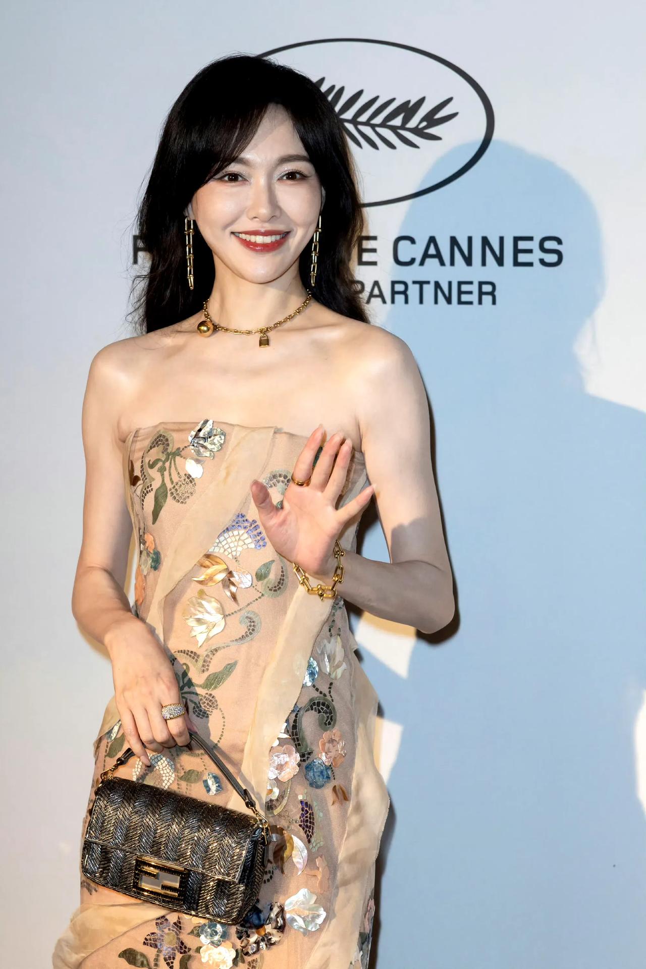 救命！唐嫣在戛纳品牌女性电影晚宴杀疯了！一袭抹胸花朵刺绣高定战袍上身，绸缎打底搭