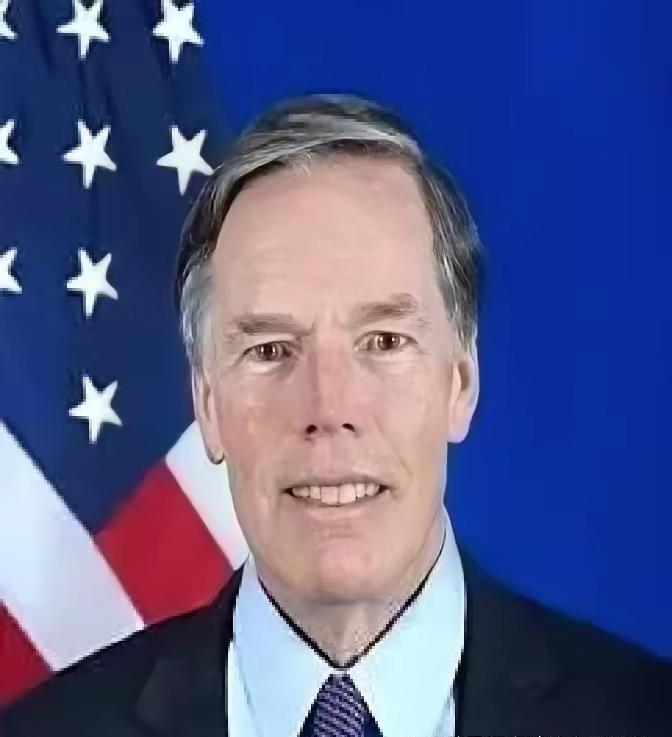 卸任回国刚下飞机，他开口第一句，全场直接静音3秒，连话筒都忘了关！美国前驻