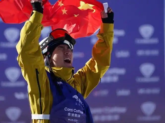 苏翊鸣与徐梦桃夺冠后，现场东北话互动超带劲！苏翊鸣兴奋大喊：“老得劲儿了！”徐梦