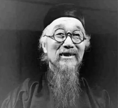 1919年，俄国大力士在北京设下擂台，但连续几天无人应战，他便讥笑中国人是东亚病