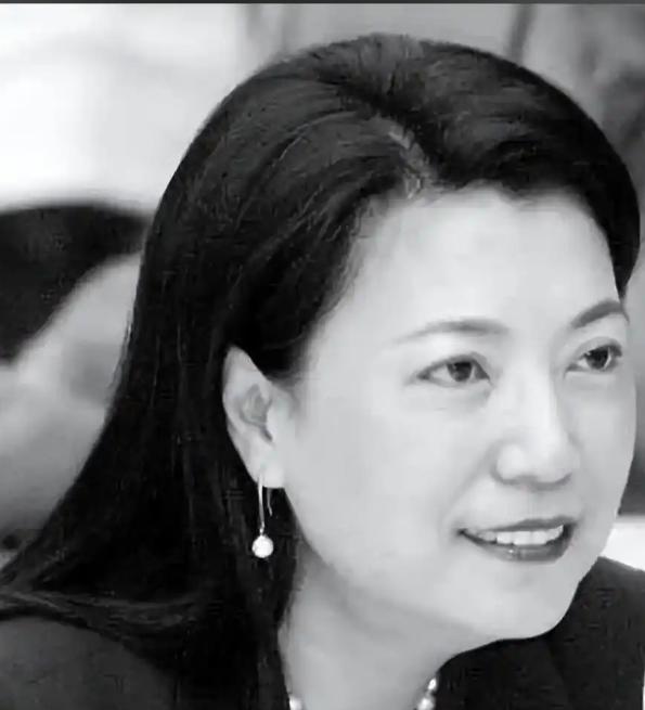 蒋家三代男丁接连离世，子孙离散、家族日渐没落，谁也未曾想到，最终撑起蒋家门面、守