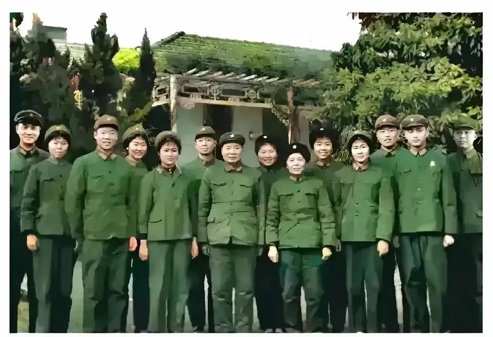 这是杨得志将军全家福，全家都是清一色的军人。照片拍摄于1974年春节期间，这个时