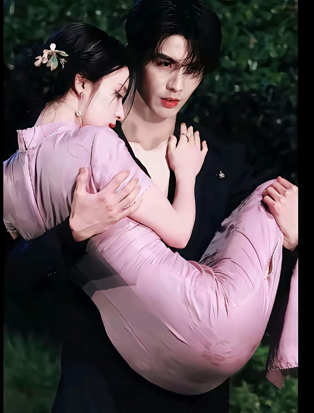 公主抱真的分谁来演看看张凌赫和王楚然一看就是恋人之间感情剧还得成年人来演