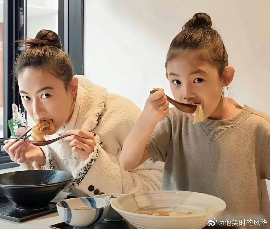 陈冠希女儿长大了，五官精致，大长腿明显，嘴型和冠希一模一样，一大家子都是神颜。