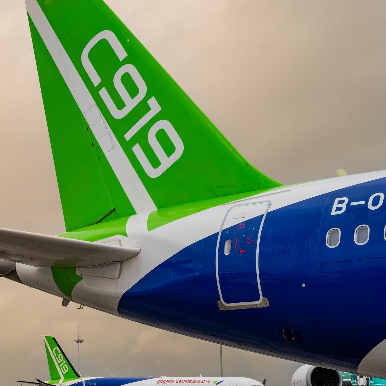 1月29日下午5点多，经过广州白云机场转机后,中国商飞涂装的C919编号B001