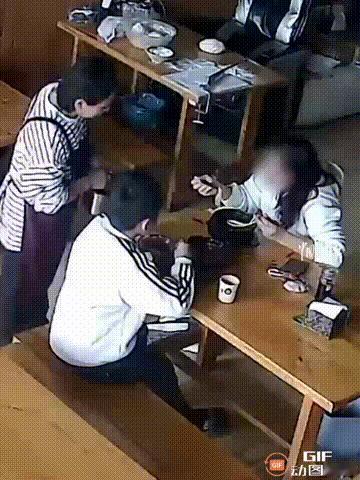 隔着屏幕都能感觉到老板娘的失落！山东临沂一家餐馆内，一名女子带着儿子正在吃饭时，