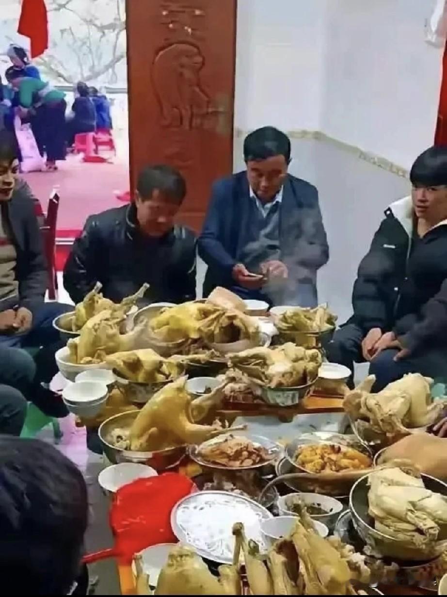这饭局也太奢侈了，估计请客之人家里是开的养鸡场，才会这么阔气。正常家庭的酒席，