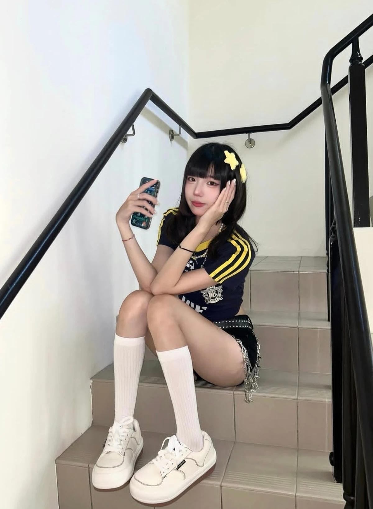 少女摄影|NO.0111期甜酷少女楼梯间随拍人像摄影如何抓拍最美瞬间?