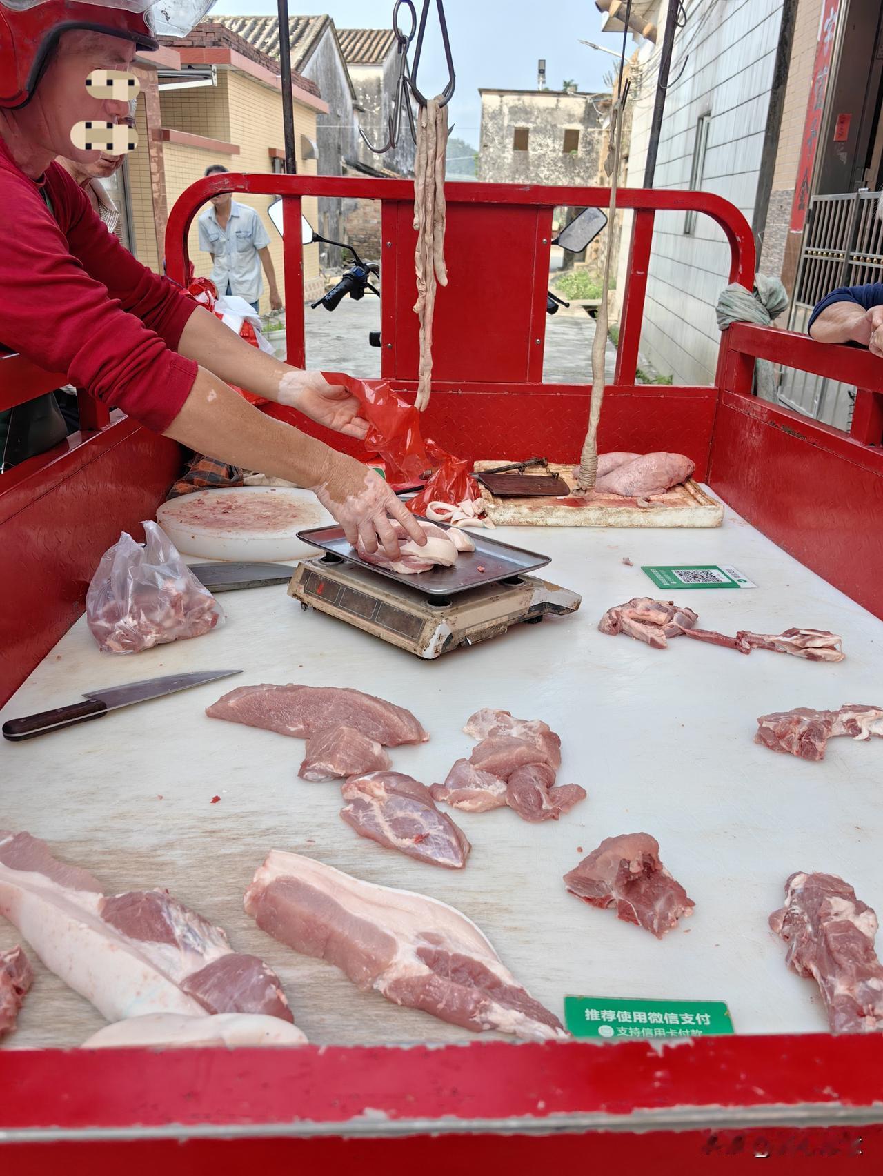 猪肉真的降价了，虽然幅度不大，但比起上个星期，今天也算捡了个便宜了！刚刚在吃