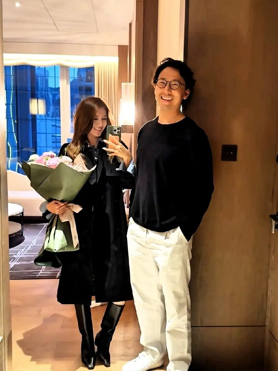 吴千语晒和老公过情人节，收到了鲜花，好幸福哦！她俩结婚一年多了吧，还是这么甜，她