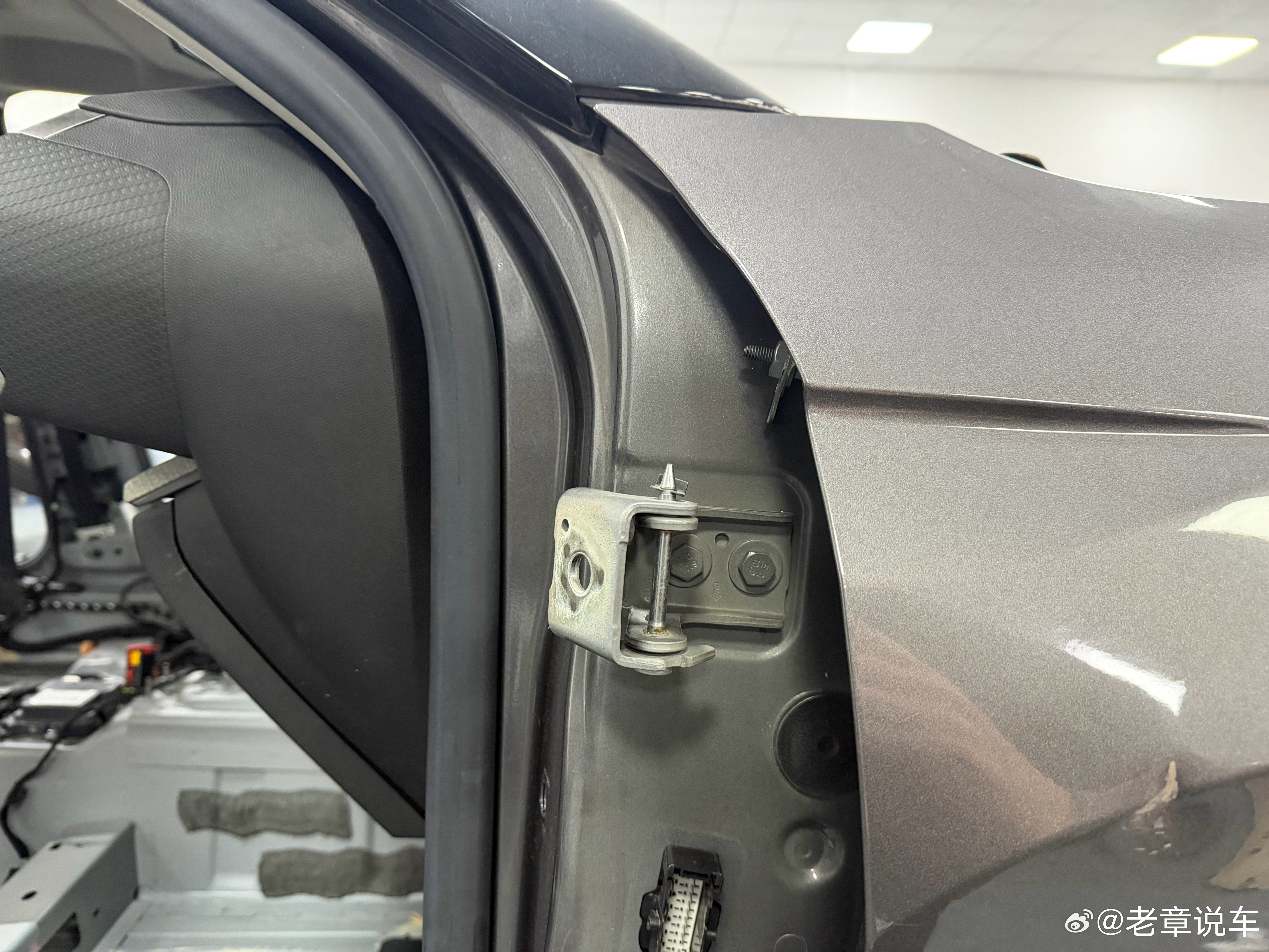 这是一台已经使用了5年15万公里的凡尔赛C5X。可以看到发动机、底盘的