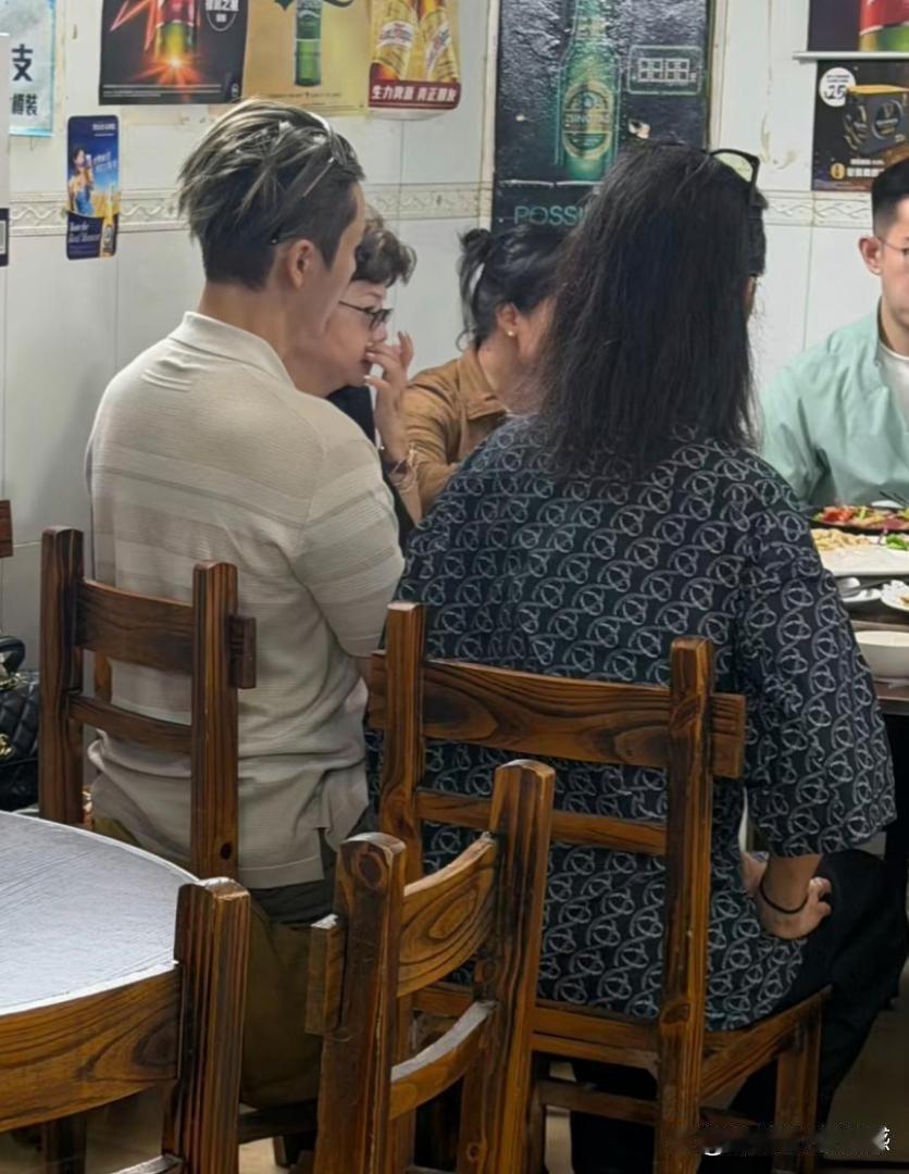 41岁陈伟霆在澳门餐馆吃饭被偶遇啦。现实里他超帅，挑染一头银发，身材笔直，素颜皮
