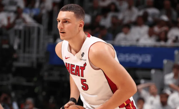 热火主帅埃里克-斯波尔斯特拉谈到了尼古拉-约维奇休赛期需要提升的方向：“约维奇