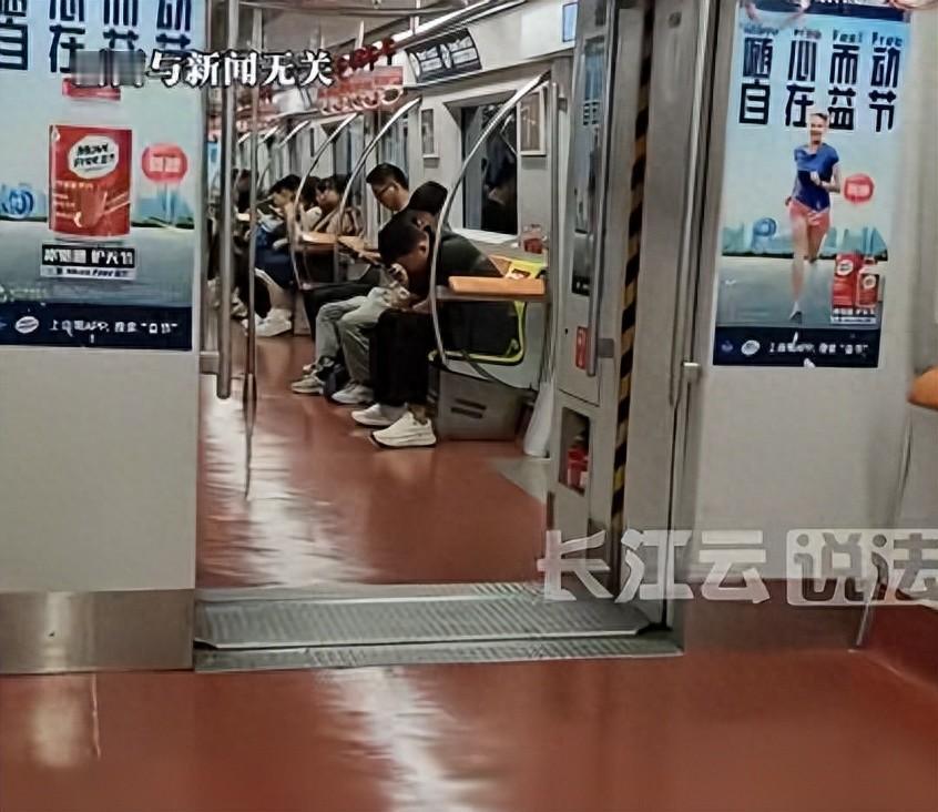 小仙女碰不得？一场地铁摔倒引发的索赔风波。每天早晚高峰，几百号人挤在一节车