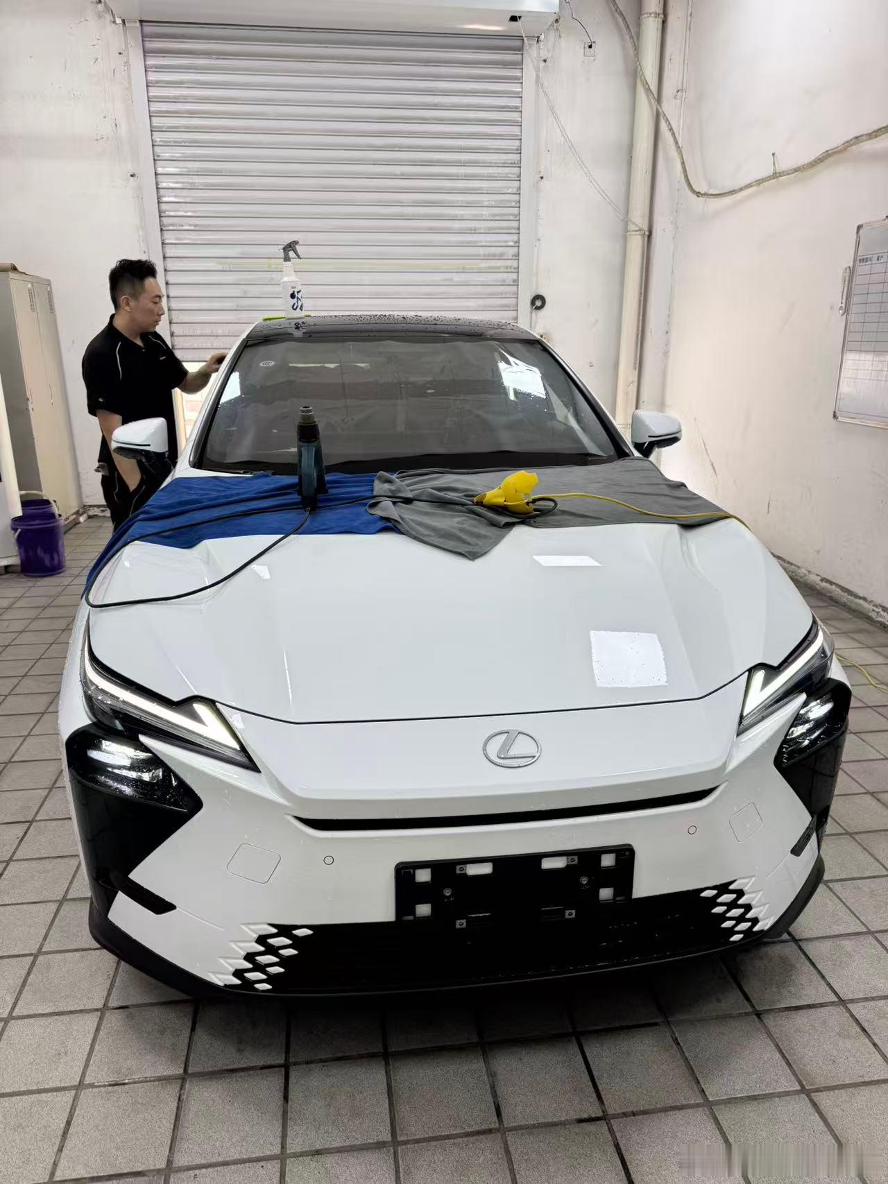 发现新ES300h比老ES300h油箱大了5L，从50加到了55L，多了5L同样