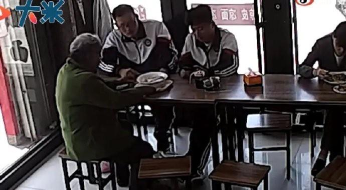 山东东营，两名中学生本想去面馆吃饭，但在面馆门口，他们却看到了一个无助徘徊的老人