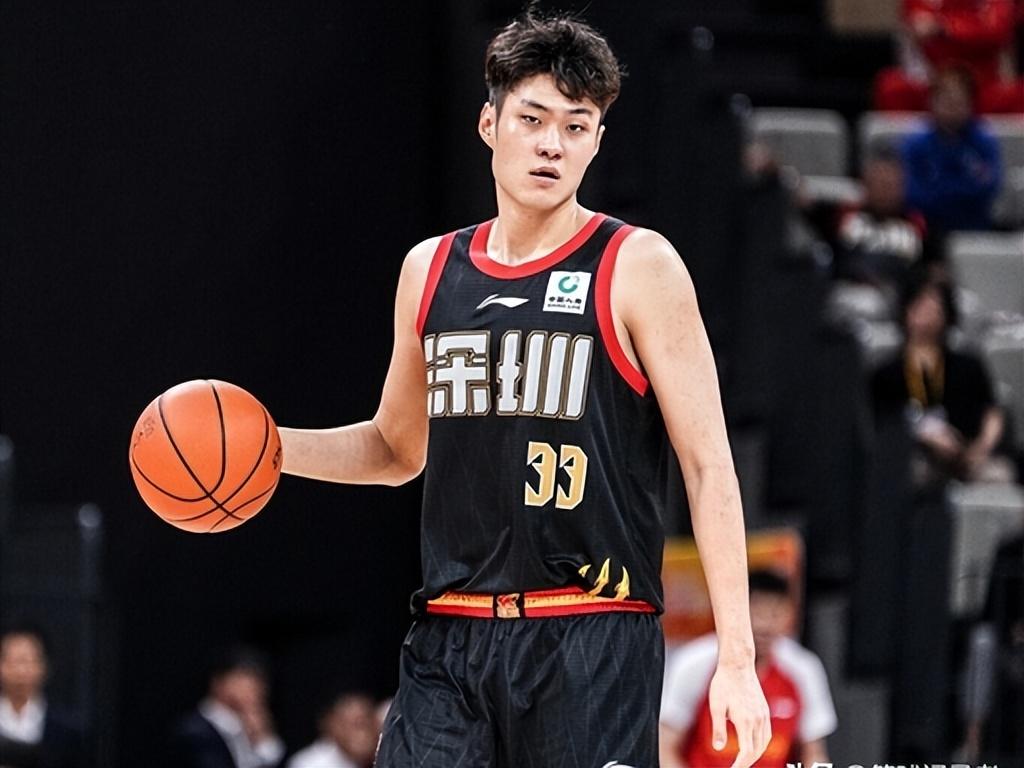 两个人是同一年出生的，只是月份不相同，上升一队的时间不相同，王浩然2022年就