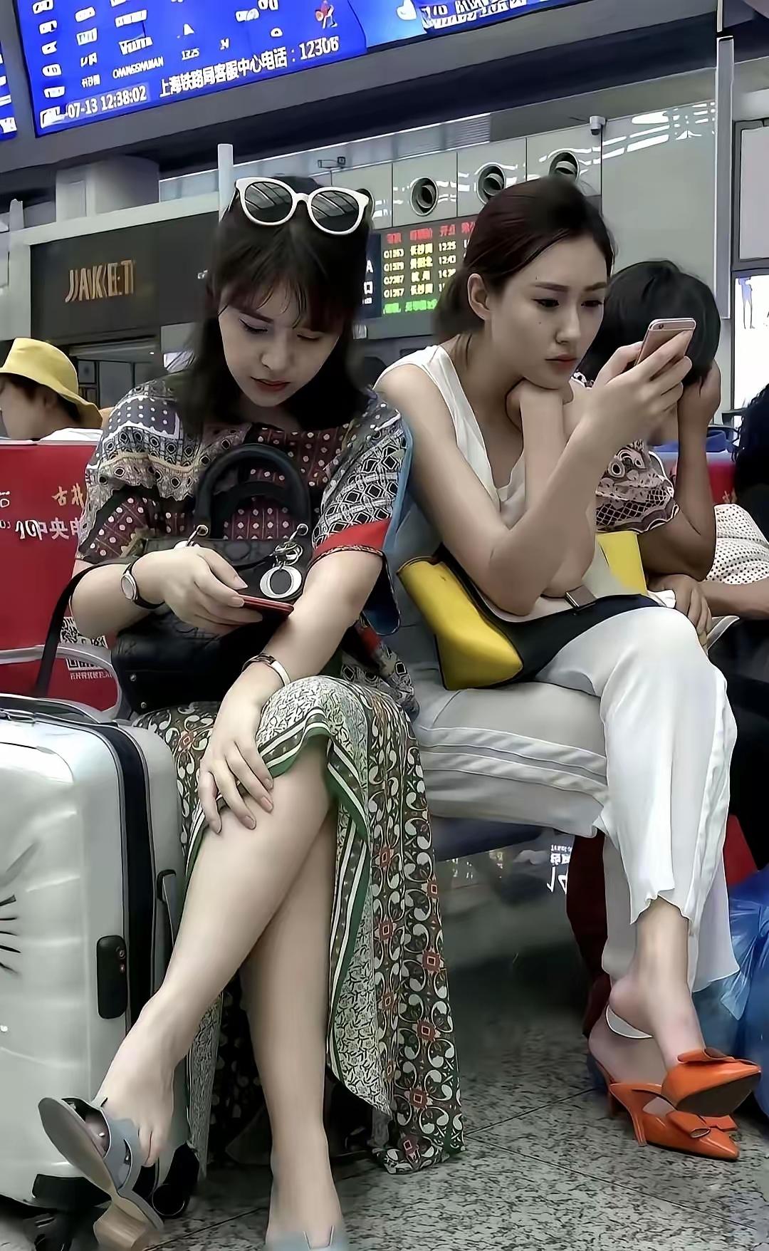 高铁候车厅里这两位姑娘，直接扯下了多少人“精致出行”的假面！上个周末，我在高