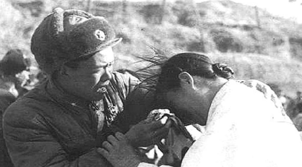 1953年秋季，一名志愿军战斗英雄即将被枪毙时，一位朝鲜姑娘冲进来死死抱住他，彭