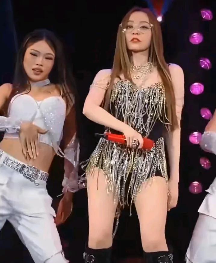 张靓颖被吐槽“像网红”。本人亲自回怼：十几年前我就这样穿，有啥大惊小怪的！本来