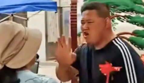 唉，现在这世道啊，人心难测啊！女子七年前，因男子家中有急事，借其一万元，却不料