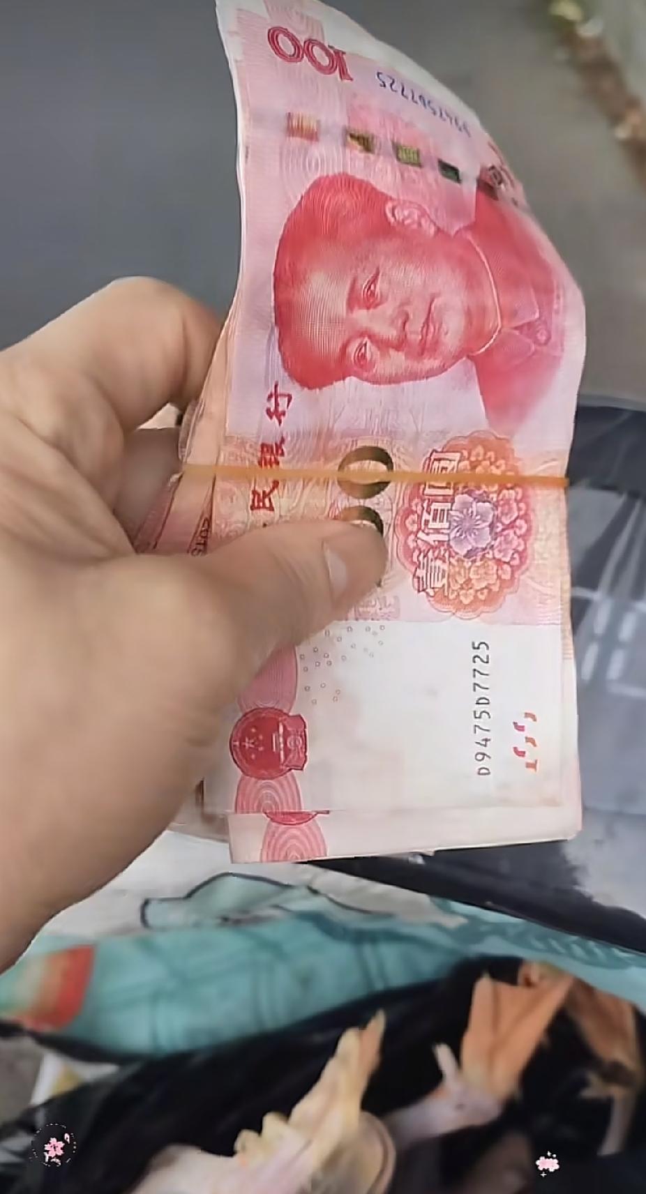 女子在菜市场买了两只老鸭子，回家打开袋子却吓了一跳，女子的做法，让人直呼感动了。