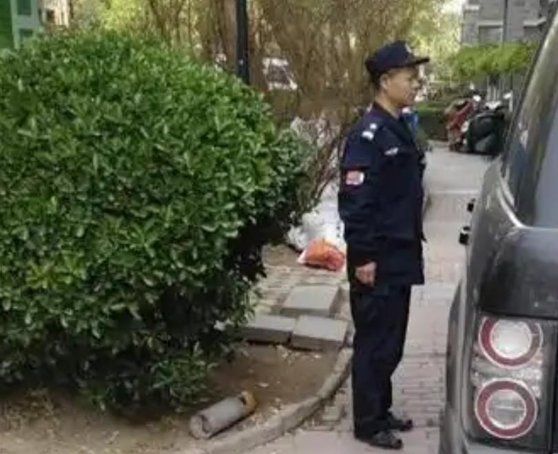 前天我们这里新调来一个保安，从表面一看就是那种老好人。但是他昨天值班时候居然被人
