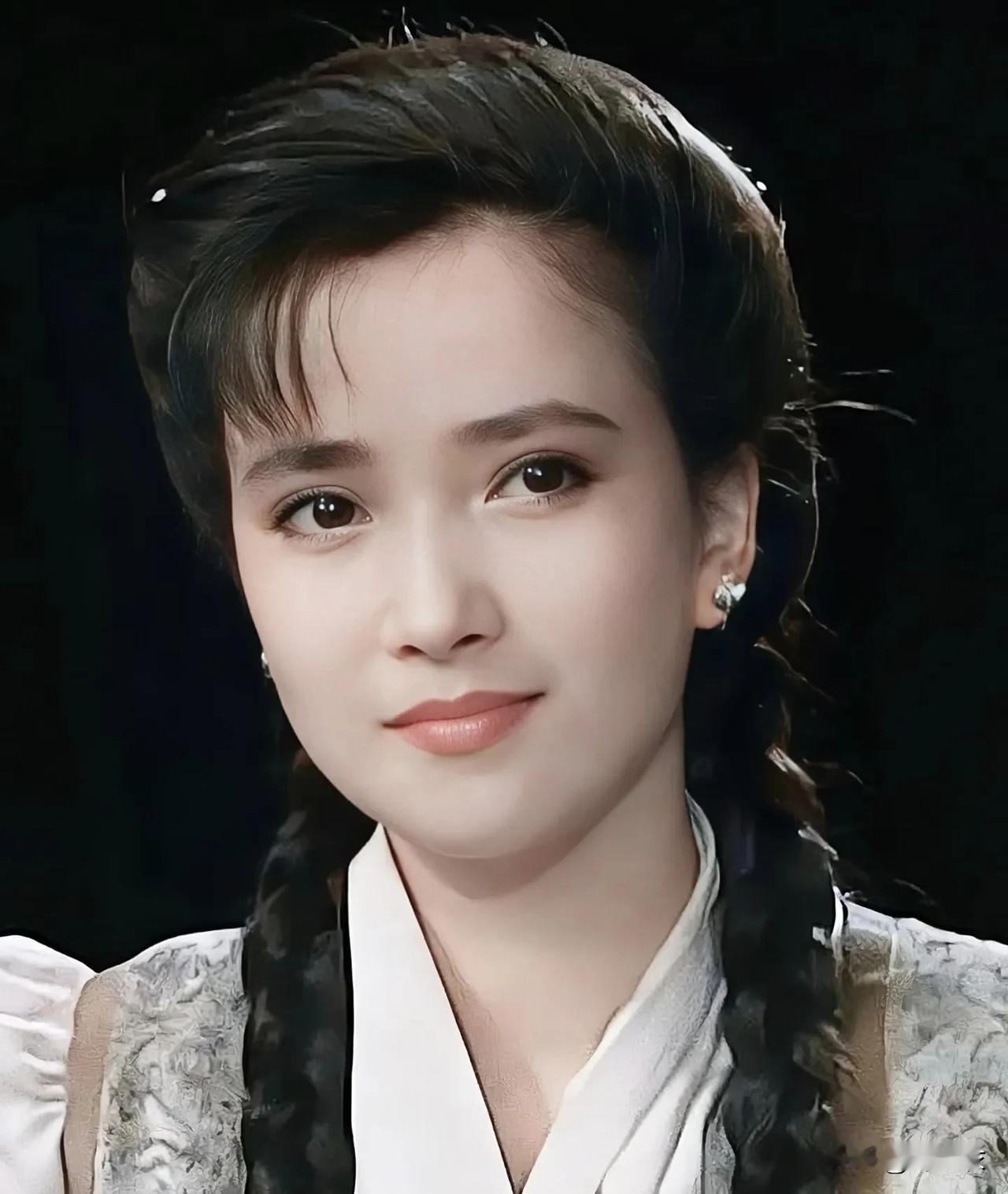 何晴的头小脸小，五官立体、眉眼深邃、折叠度高，还是窄脸。脸型是又窄小又饱满的鹅蛋