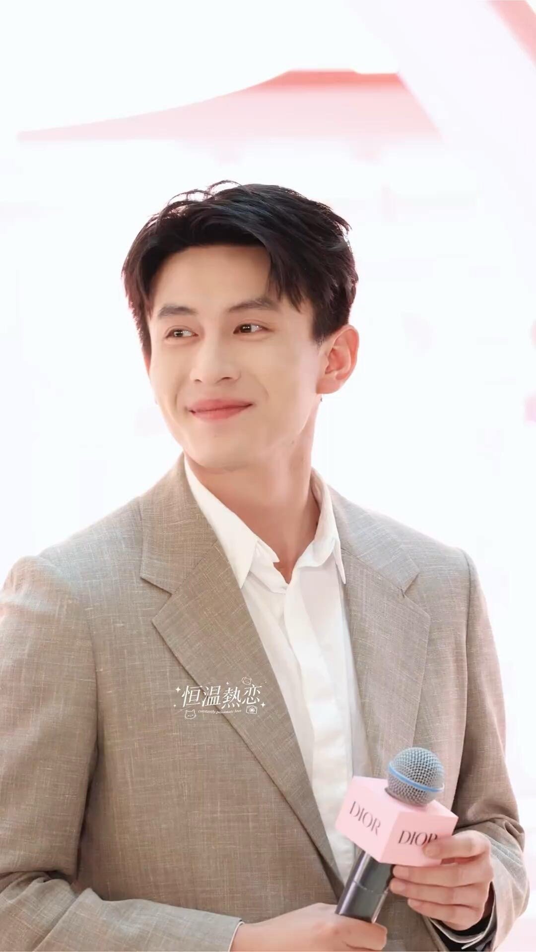 刘萧旭这次真嫩成小孩哥了谁被刘萧旭这次的状态狠狠戳中！浅卡其西装干净清爽，粉色背