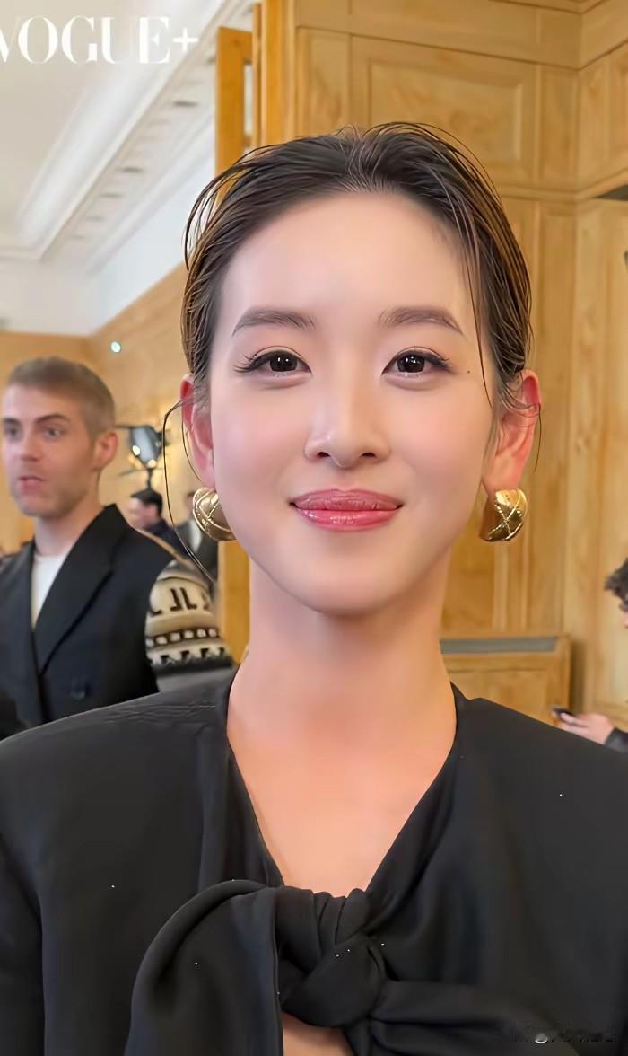 30岁章泽天近照刷屏，悬胆鼻精致贵气，果然女人的年轻态是钱堆出来的都说女人三
