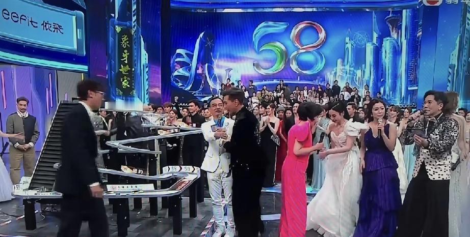 汪明荃78岁上台庆主持，站姿慢悠悠，穿高跟鞋还显矮。老了就是老了，但人家硬是扛