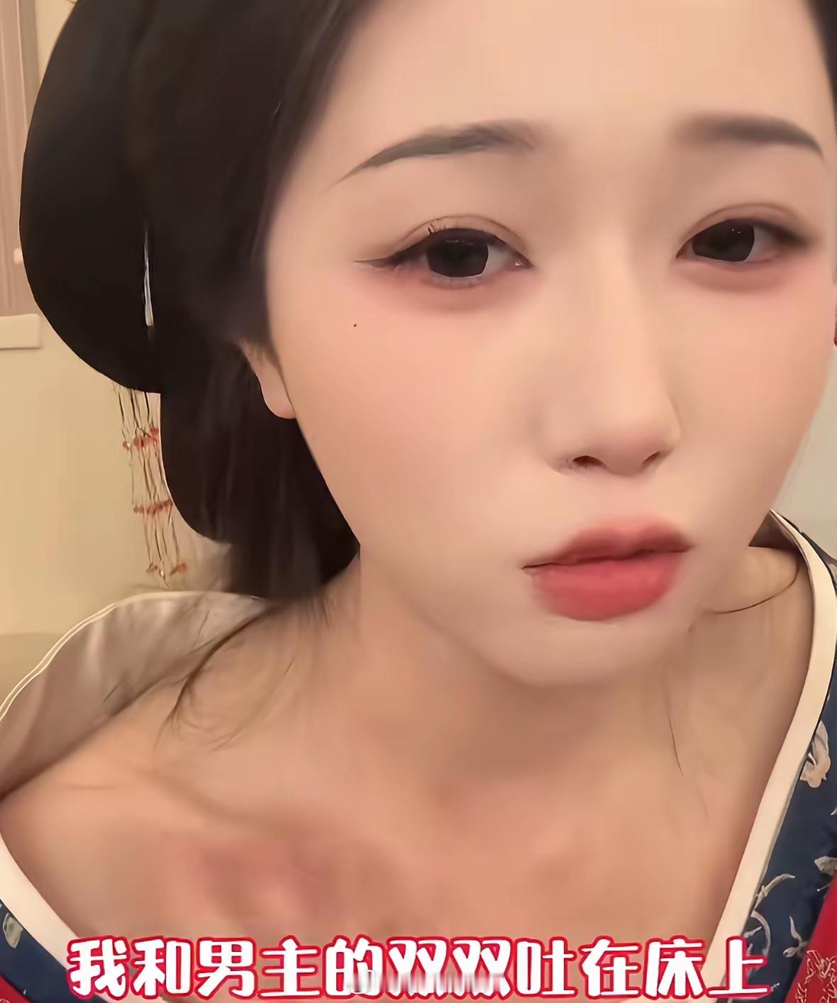 岳雨婷说，短剧的床戏，其实都是忍着恶心拍的。她和男主躺在上面亲亲亲，实际上都快双